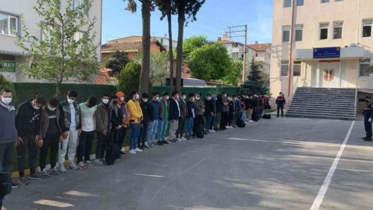 TEM'de 46 kaçak göçmen yakalandı, 3 kişi tutuklandı