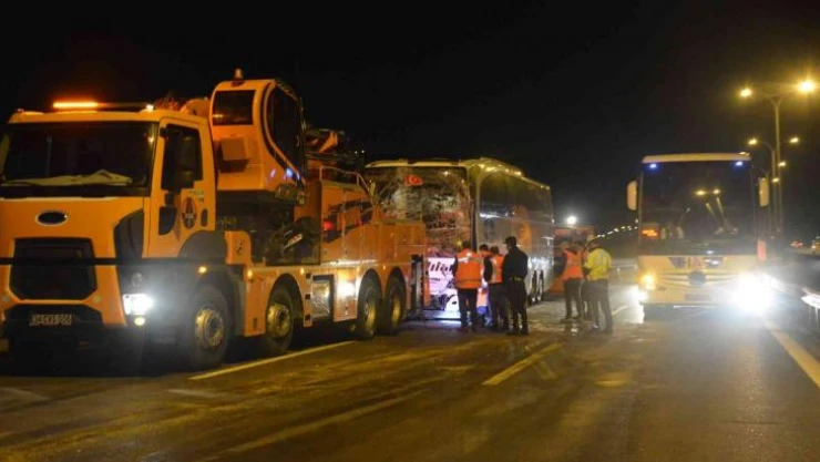 TEM'de bir minibüs ve iki yolcu otobüsü zincirleme kazaya karıştı: 4 yaralı