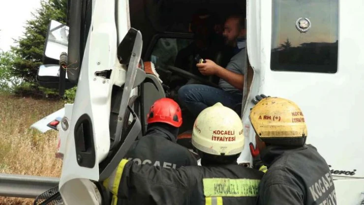 TEM'de kamyona arkadan çarpan tırın sürücüsü araçta sıkıştı