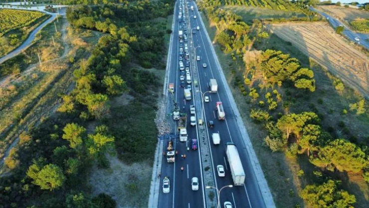 TEM Otoyolu'nda damperi kalkan hafriyat kamyonu yola devrildi