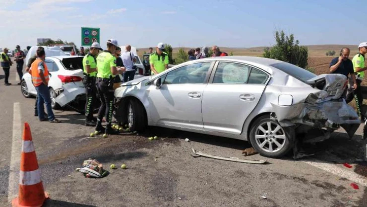 TEM Otoyolu savaş alanına döndü, 6 araç birbirine girdi: 8 yaralı