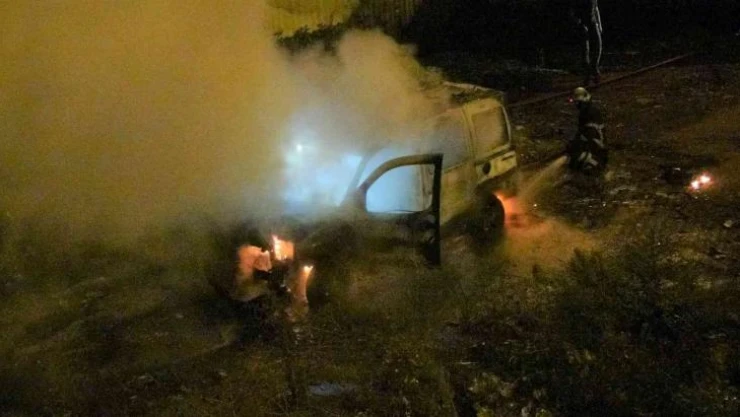 Terk edilmiş araç alev alev yandı
