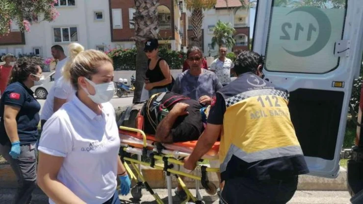 Ters yönden gelip otomobille çarpışan motosikletteki baba oğul kask sayesinde hayata tutundu: 2 yaralı