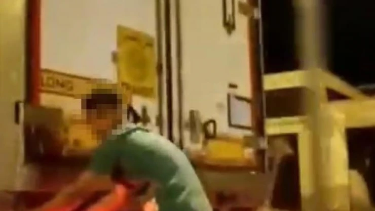 Tır arkasında ölümüne patenli yolculuğa yoldan geçen sürücü müdahale etti