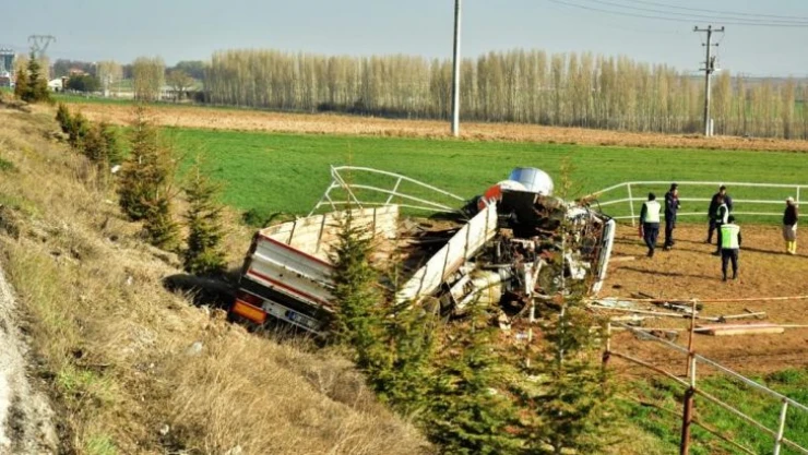 Tır at çiftliğine devrildi, 2 yaralı