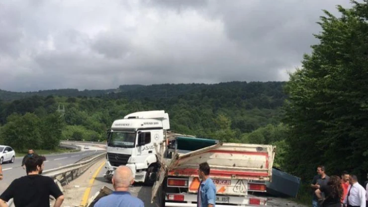 Tır makasladı, yol trafiğe kapandı