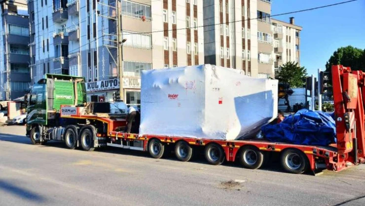 Tırın taşıdığı 40 tonluk pres makinesi yola devrildi