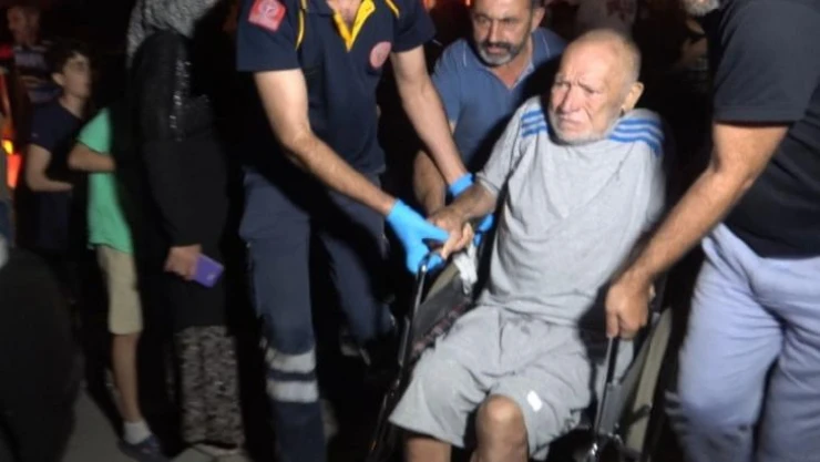 TOKİ'lerde çıkan yangında bir itfaiye eri, 3 vatandaş dumandan etkilendi