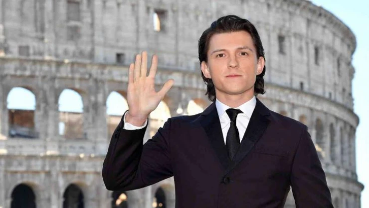 Tom Holland sosyal medyaya ara verdi