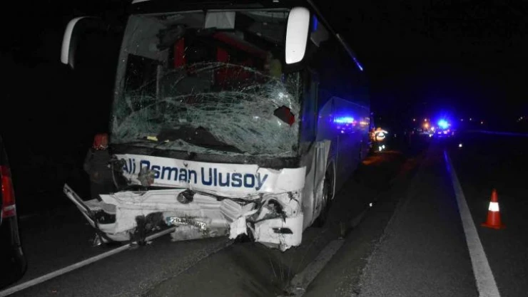 Tosya'da otomobil ile otobüs kafa kafaya çarpıştı: 2 ölü 16 yaralı