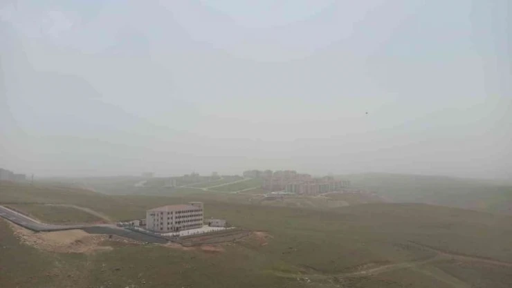 Toz taşınımı nedeniyle Ankara-Siirt seferlerini yapan uçak Batman'a indi