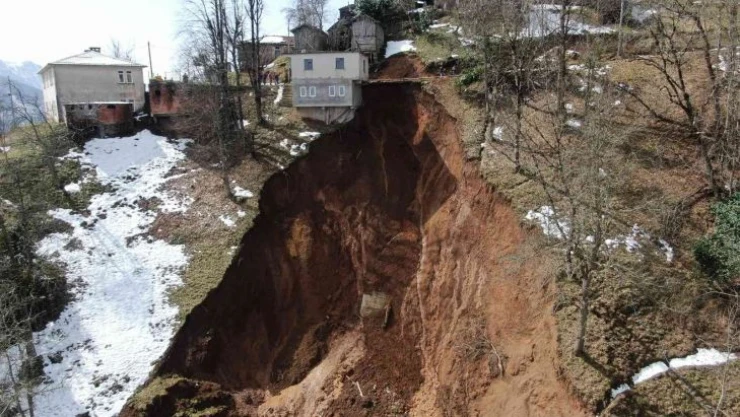 Trabzon'da kar sularının erimesi heyelanlara neden oluyor