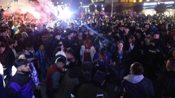 Trabzon'da taraftarlar şampiyonluğun provasını yaptı