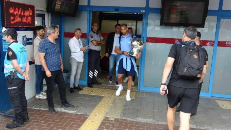 Trabzonspor Trabzon'a Süper Kupayla döndü