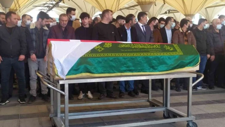 Trafik kazasında hayatını kaybeden polis memuru ve eşi son  yolculuğuna uğurlandı.