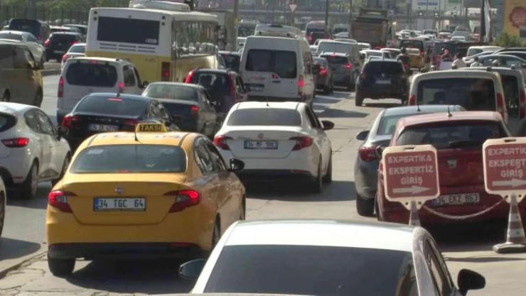 Trafikten kaçmak için kaldırımdan giden 'uyanık' sürücüler kamerada