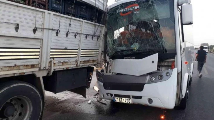 Tur midibüsü kamyona arkadan çarptı: 2'si Alman 3 turist yaralı