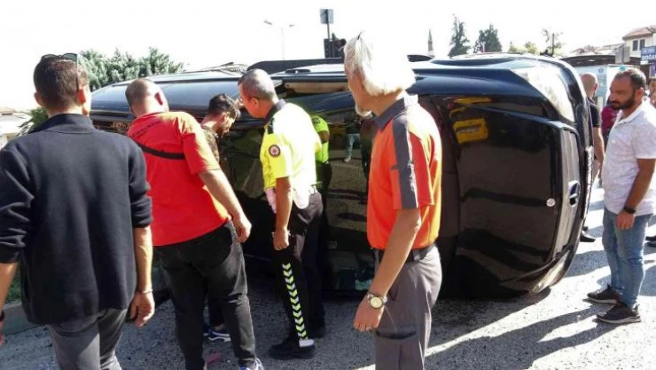 Tur minibüsü hasta nakil minibüsüne arkadan çarptı şoför yan yatan minibüsten kendi çıktı