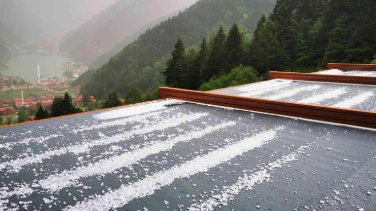 Turizm merkezi Uzungöl'de dolu yağışı etkili oldu