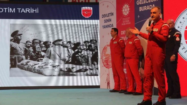 Türk Yıldızları pilotları gençlerle bir araya geldi