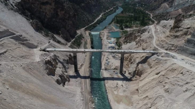 Türkiye'nin en yüksek barajından etkilenen köy yolları yeniden yapılıyor