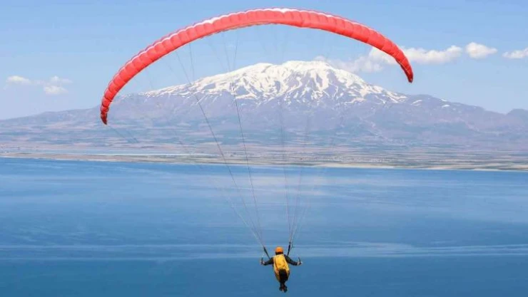 Türkiye Yamaç Paraşütü Şampiyonası, Van Gölü sahillerinde başladı