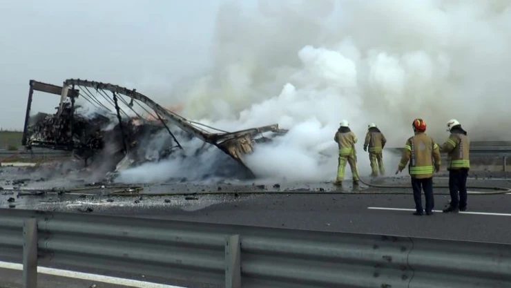 Tuzla Kuzey Marmara otoyolunda tır alevlere teslim oldu. İtfaiye ekipleri yangına müdahale ediyor.