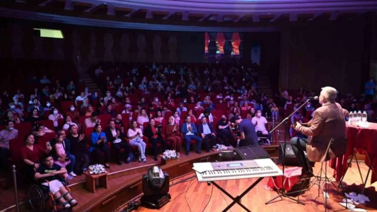 Tuzla'nın özel çocukları için Metin Şentürk sahne aldı