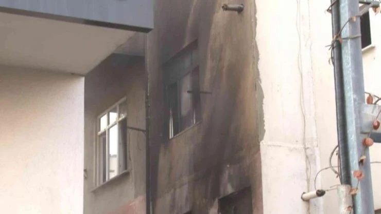 Ümraniye'de binayı alevler sardı, komşular kovalarla su taşıdı