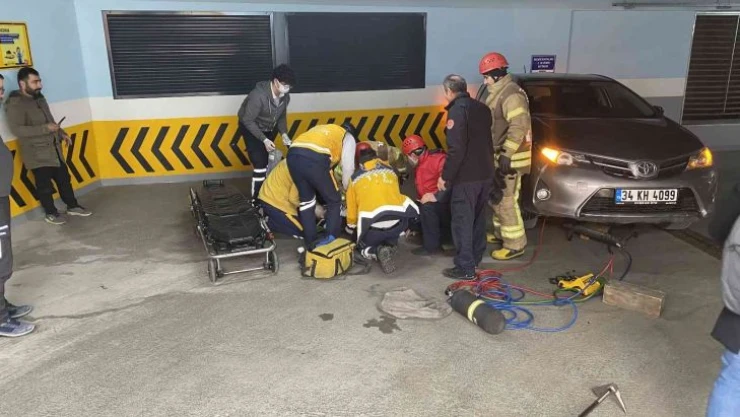 Ümraniye'de el freni çekmeyi unutan kadın sürücü, sürüklenen otomobilinin altında kaldı