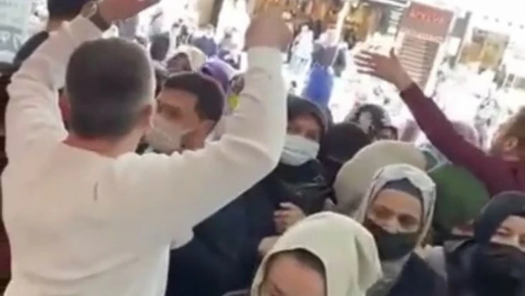 Ümraniye'de mağaza açılışında ucuzluk izdihamı kamerada