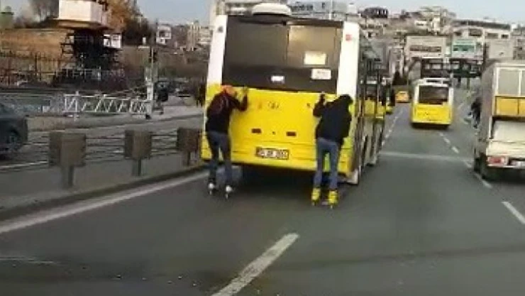 Unkapanı köprüsü'nde gençlerin tehlikeli  yolculuğu kamerada