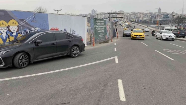 Unkapanı'ndaki tramvay alt geçit çalışması yayaları tehlikeye ayıyor