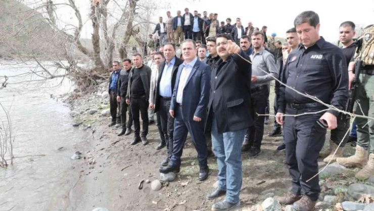 Vali Akbıyık kayıp askeri arama çalışmalarına katıldı