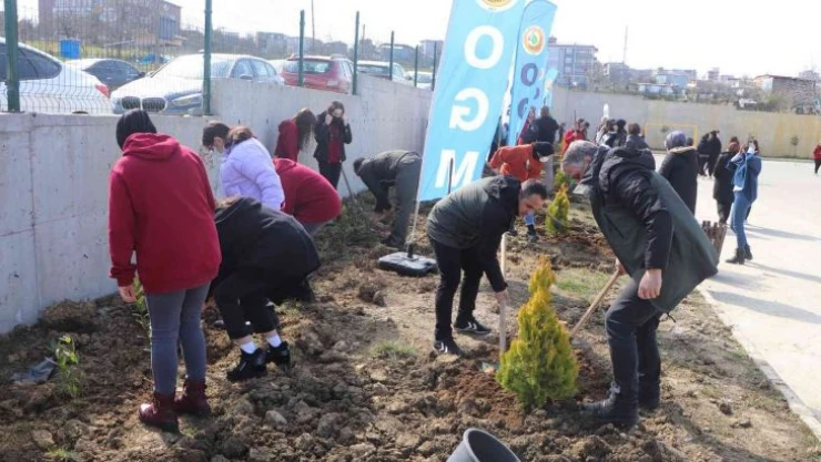 Vali Dağlı öğrencilerle birlikte okul bahçesinde fidan dikti