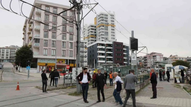 Vinç tramvay hattının elektrik telini kopardı, seferler aksadı
