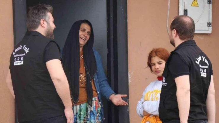 Virane yapıyı yeni eve çevirdiler: 10 kişilik aileye çifte bayramı yaşattılar