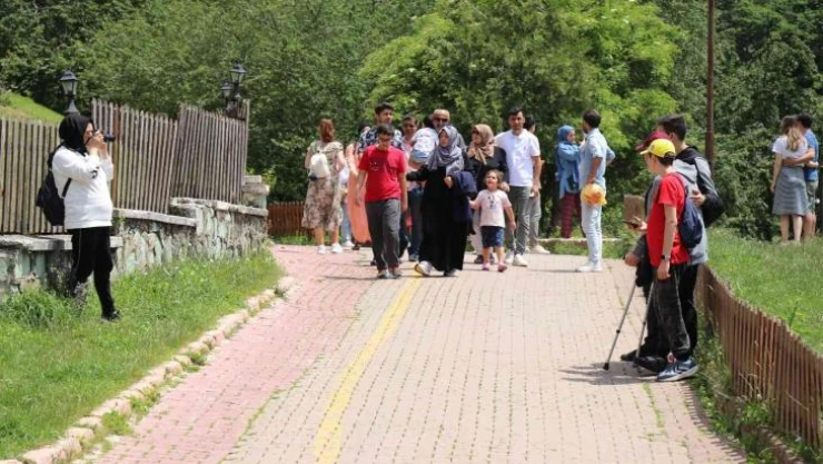 Yağmurlu günlerin ardından tatilciler Gölcük Tabiat Parkı'na akın etti