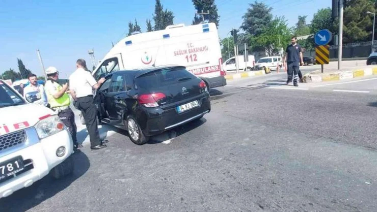 Yalova'da hasta taşıyan ambulans ile otomobil çarpıştı