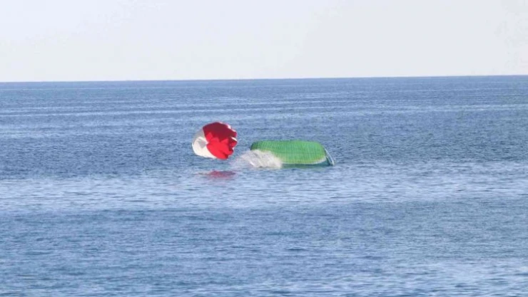 Yamaç paraşütü kapanan iki pilot 200 metreden denize indi