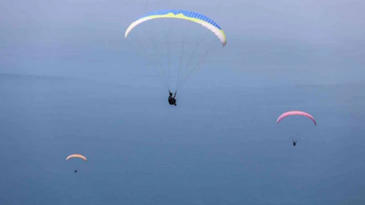 Yamaç paraşütü şampiyonları kupalarını aldı