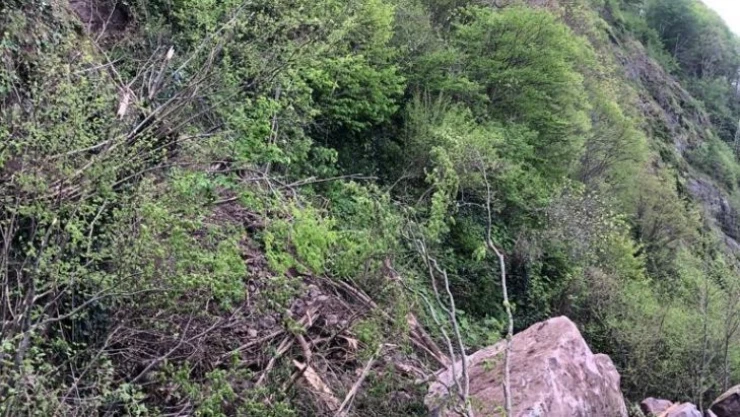 Yamaçtan kopan kaya parçaları temizlendi, Hopa-Kemalpaşa karayolu ulaşıma açıldı