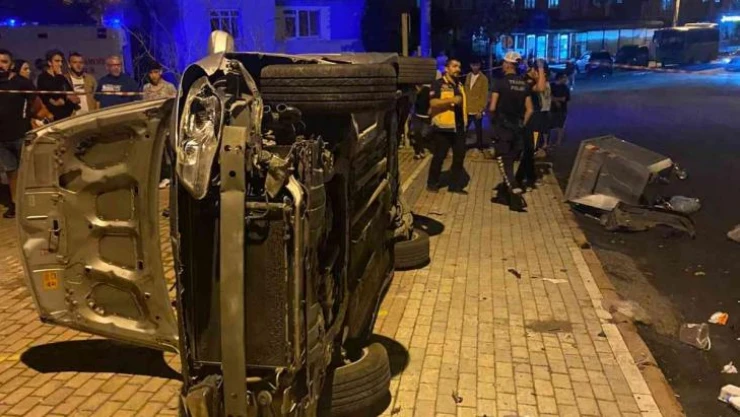 Yan yatan otomobili bırakıp kaza yerinden kaçtı