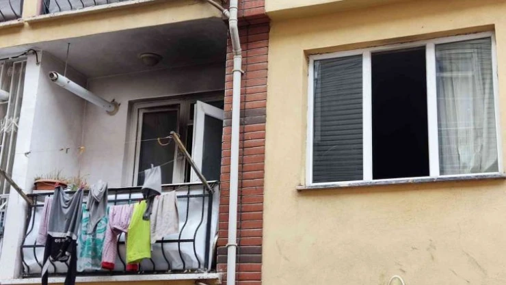 Yangın çıkan evde mahsur kalan çifti böyle kurtarmaya çalıştılar