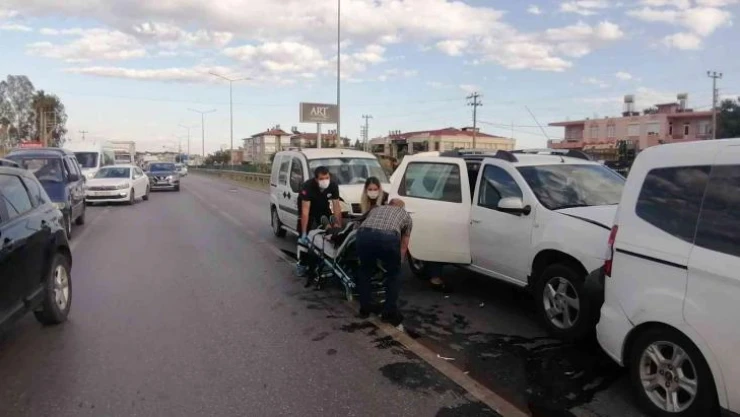 Yayaya yol vermek isterken zincirleme kazaya neden oldular