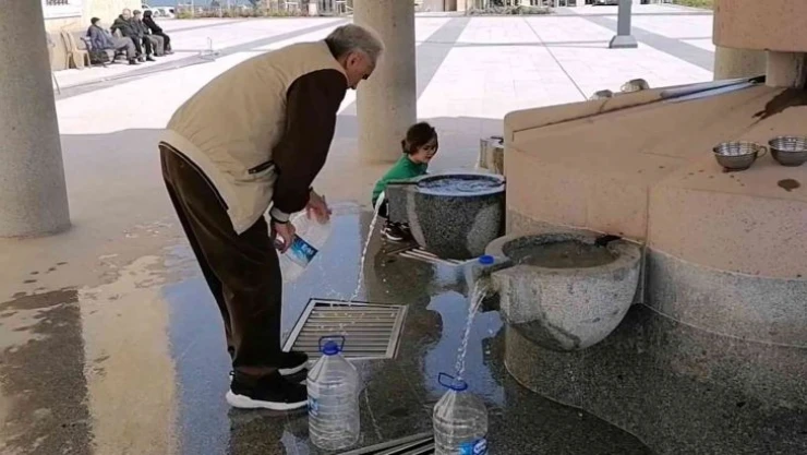 Yayladan getirilen kaynak suyu vatandaşların akınına uğruyor