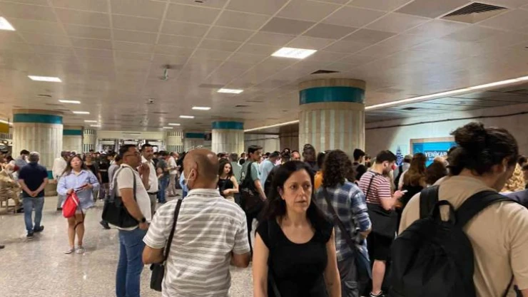 Yenikapı'da metro arızalandı, vatandaş isyan etti