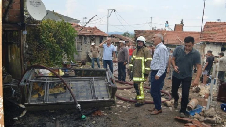 Yenişehir'de ahşap ev çıkan yangında kül oldu