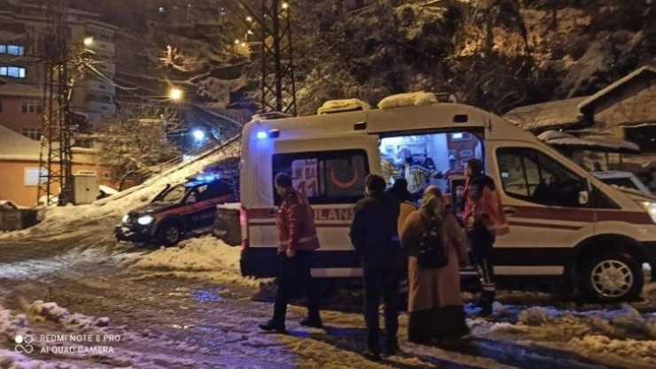 Yoğun karda yaşlı kadının imdadına yetiştiler