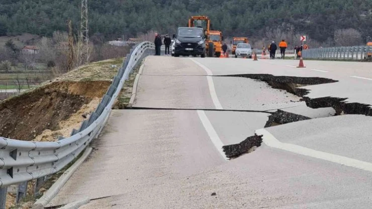 Yoğun sağanak ve kar suları heyelana sebep oldu: Karabük-Kastamonu karayolu çöktü